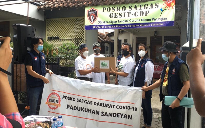 Dorong Optimisme Hadapi Pandemi, 2 Putri Kraton Jogja & Aktivis Karang Taruna Serahkan Bantuan kepada Warga Isoman