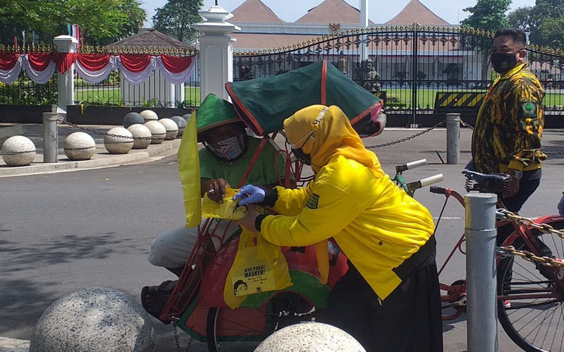 Sukarelawan Golkar DIY Bantu Tukang Becak & PKL di Malioboro
