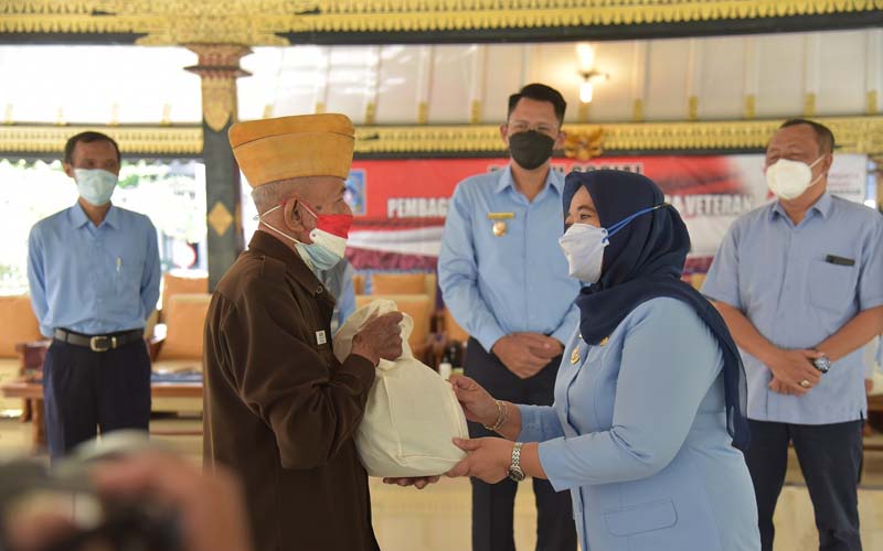 Tetap Bermasker, Veteran Terima Bantuan dari Pemkab Sleman