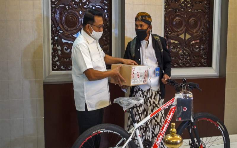 Presiden Hadiahkan Sepeda untuk Pejalan Kaki Wonosobo-Jakarta