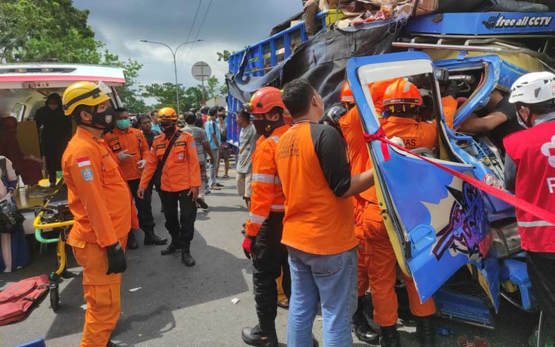 Dua Truk Terlibat Kecelakaan Di Ringroad Selatan, Sopir Terjepit