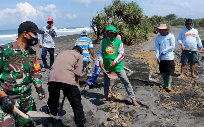 Jalan Menuju Wisata Pantai Glagah Tertutup Pasir, Pelaku Wisata Swadaya Bersih-bersih