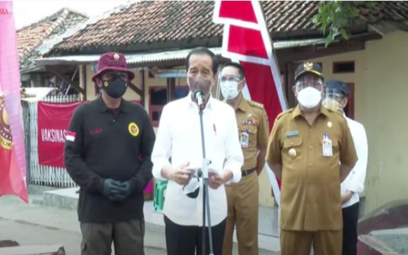 Tinjau Vaksinasi Door to Door, Jokowi Ingatkan Masyarakat Disiplin Prokes