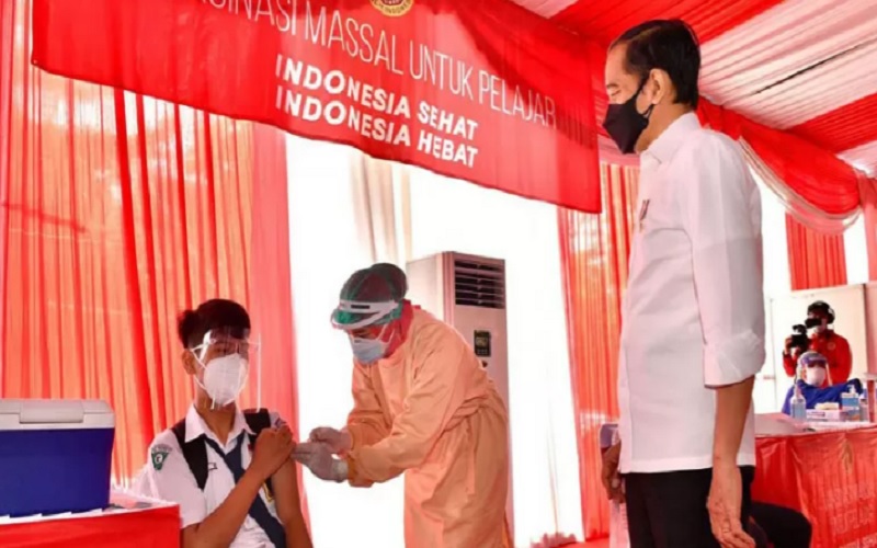 Jokowi Perintahkan Percepat Vaksinasi Pelajar dan Santri 