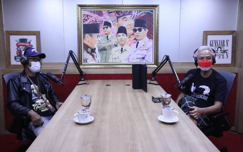 Gubernur Ganjar Mendadak Jadi Penyiar Radio, Banyak Pendengar Request Lagu hingga Curhat