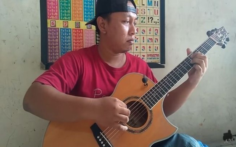 Profil Kesederahanaan Alif Ba Ta, Sopir Jago Main Gitar Berpenghasilan Ratusan Juta