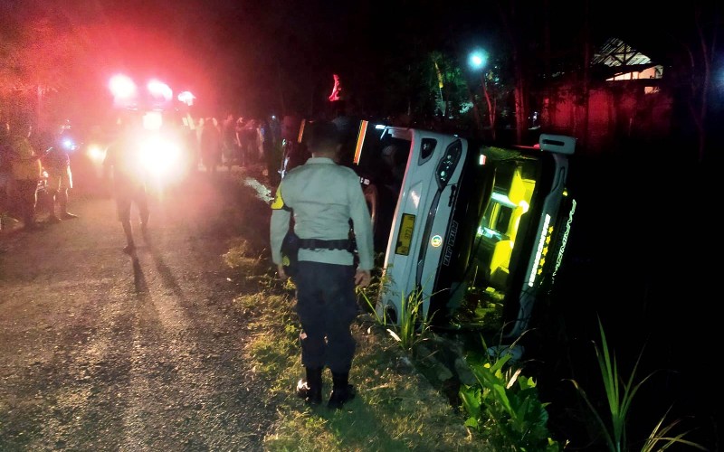 Bus Terguling saat Keluar dari Kawasan Goa Tanding, Belasan Wisatawan Terluka