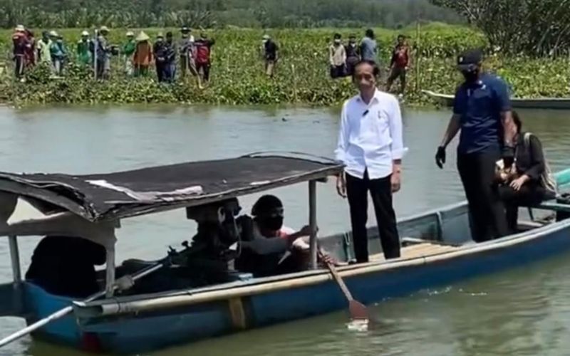 Demi Menyapa Warga Seberang Sungai, Presiden Jokowi Naik Perahu Nelayan