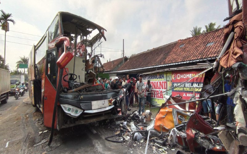 Tewaskan 2 Orang, Ini Kronologi Bus Sugeng Rahayu Tabrak Truk di Kulonprogo