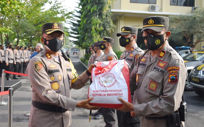1.000 Paket Bantuan Sembako dari Jokowi untuk Warga Magelang Disalurkan Lewat Polsek
