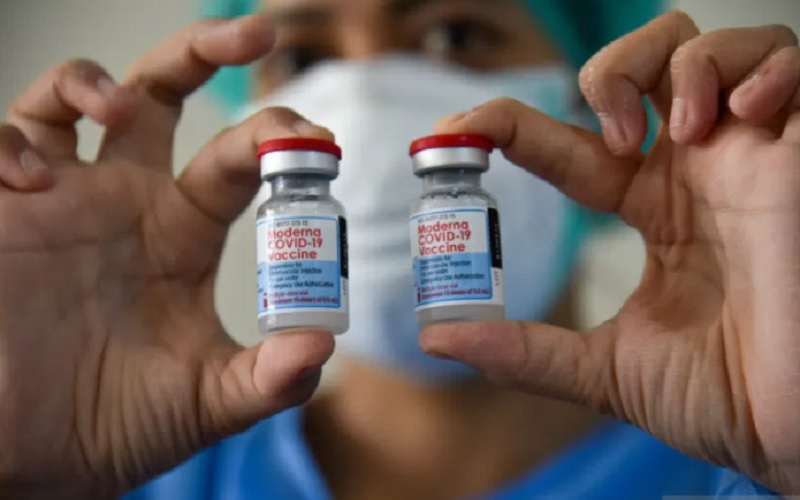 Pemerintah Pastikan Vaksin Dosis Ketiga Hanya untuk Nakes