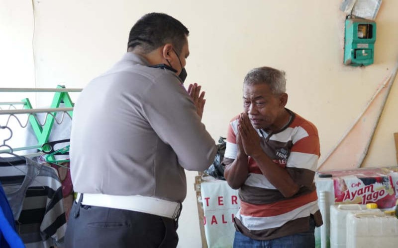 Pensiunan Polisi di Semarang Rela Jadi Manusia Silver dan Mengemis