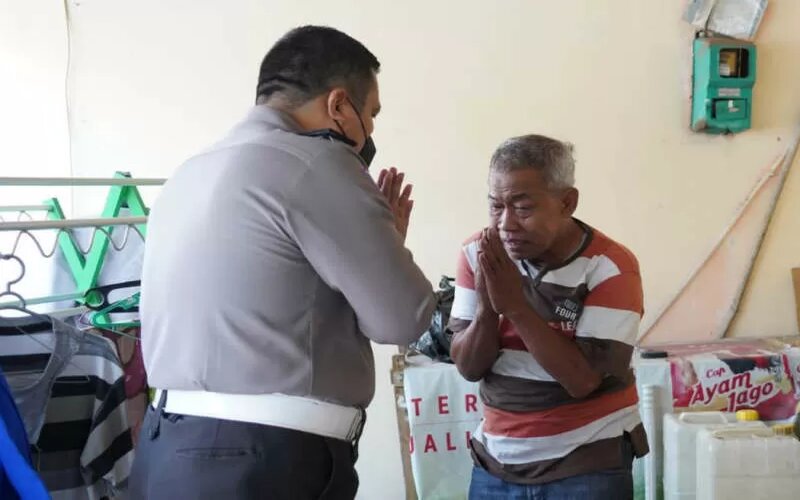 Pensiunan Polisi Jadi Manusia Silver Peroleh Bantuan Kapolda Jateng