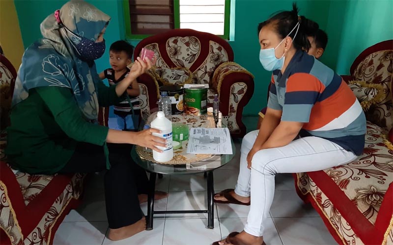 Dosen Unisa Berikan Pelatihan Membuat Hand Sanitizer pada Warga Garongan