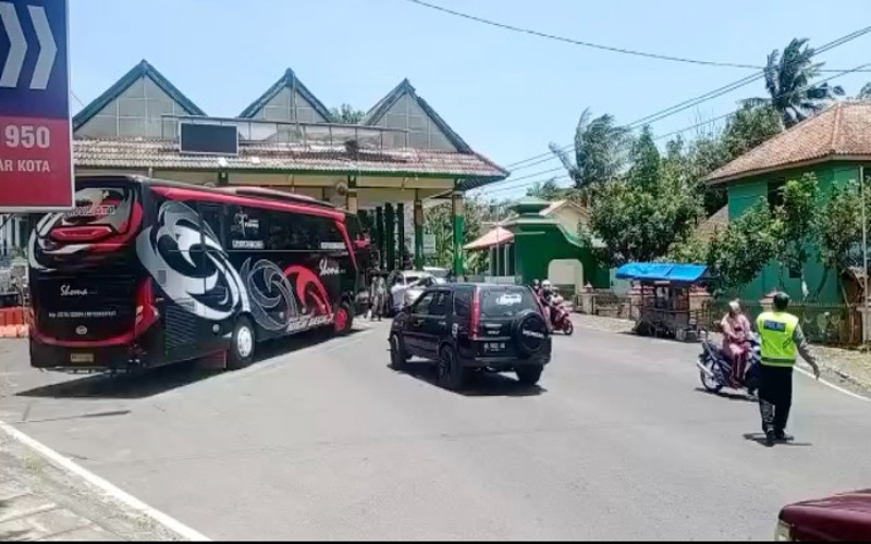 Ratusan Kendaraan Tujuan Wisata Pantai Diputar Balik