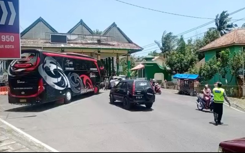 Ratusan Kendaraan Tujuan Wisata Pantai Diputar Balik 