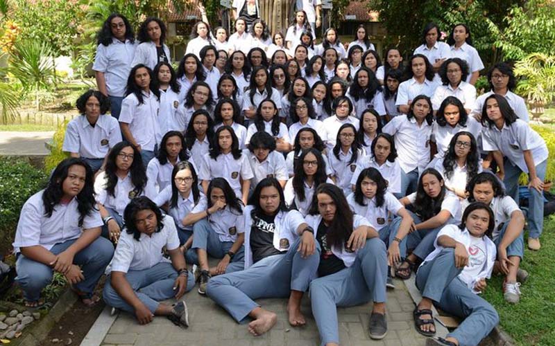 Viral Lagi Foto Rombongan Siswa Gondrong, Warganet Ungkap Syarat Utama Masuk SMA De Britto