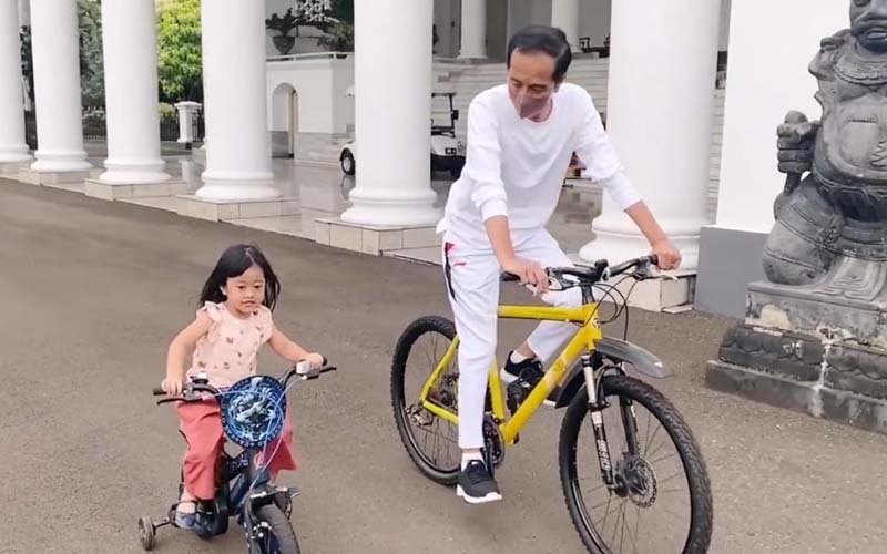 Lucunya Cucu Presiden Jokowi Nyanyi 