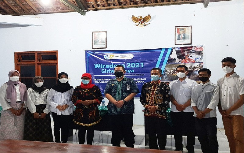 Wira Desa UPN Veteran Yogyakarta Memberdayakan Warga Girirejo, Imogiri