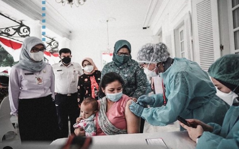 Separuh Sasaran Vaksinasi Covid-19 di Indonesia Telah Disuntik Dosis Pertama