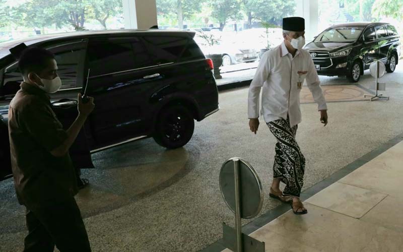 Tampil Beda, Ganjar Pranowo Ngantor dengan Mengenakan Sarung