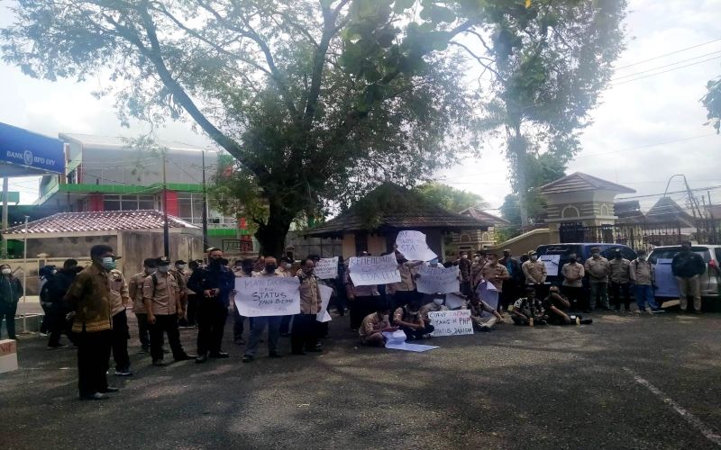 Demo DPRD, Staf Desa di Gunungkidul Tak Mau Jadi Tenaga Kontrak
