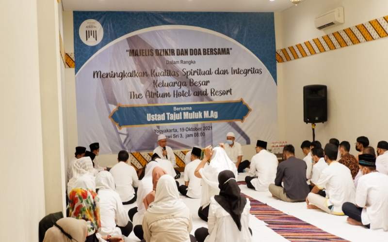 Peringatan Maulid Nabi Muhammad SAW Menjadi Refleksi untuk Meningkatkan Kualitas Spritual Serta Integritas Keluarga Besar The Atrium Hotel and Resort