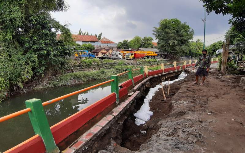 Tak Kuat Tampung Air Hujan, Jalan Tepi Sungai di Banguntapan Ambrol