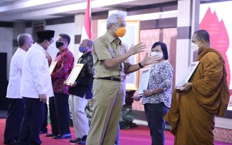 Ganjar Pranowo Beri Penghargaan ke Pendonor Darah di Jateng