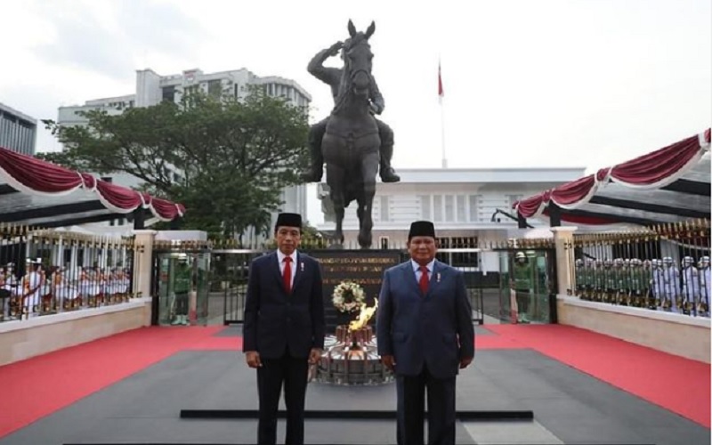 Jokowi Foto dengan Prabowo di Parade Senja Tugu Api, Warganet: Presiden 2024