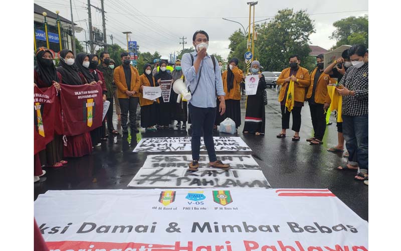Pelajar & Mahasiswa Gelar Aksi Damai di Simpang Empat Klodran