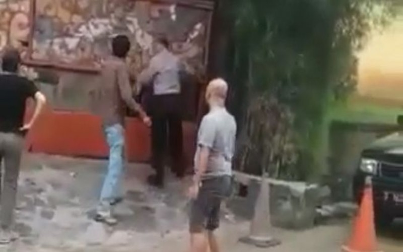 Viral Video Perwira Polisi Ribut dengan Warga