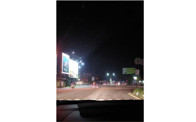 Viral Foto Pengendara Motor Melintang di Tengah Jalan Proliman Ketandan, Warganet: Biasa