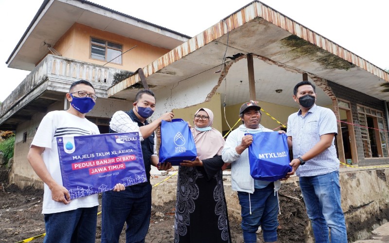 Karyawan XL Axiata Kirim Sembako untuk Korban Banjir di Berbagai Daerah