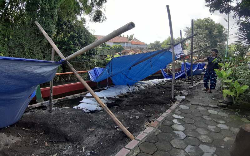 Warga Terpaksa Melintasi Jalan Curam, Talut Ambrol di Jagalan Mendesak Dibenahi