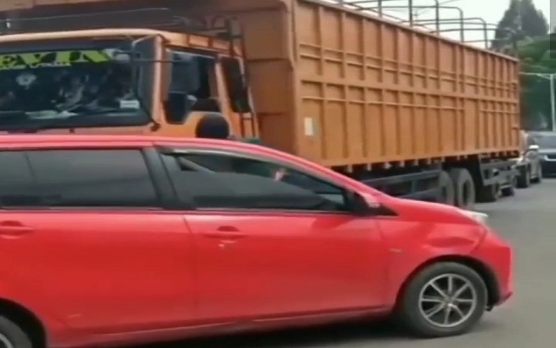 Diduga Tak Mau Mengalah saat di Jalan Raya, Pengemudi Mobil Lempar Kaca Truk 