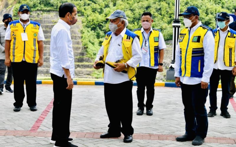 Jokowi Rayu Menteri PUPR Beli Sepatu untuk Naik Motor
