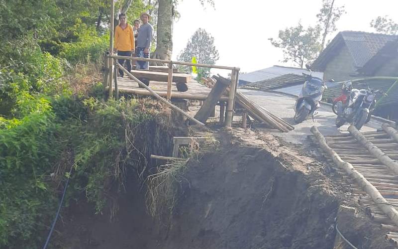 Hujan di Puncak Gunung, Sepeda Motor Terseret Banjir Lahar Merapi