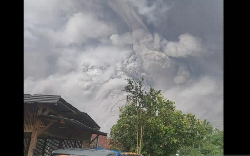 Gunung Semeru Meletus, Puluhan Warga Mengungsi