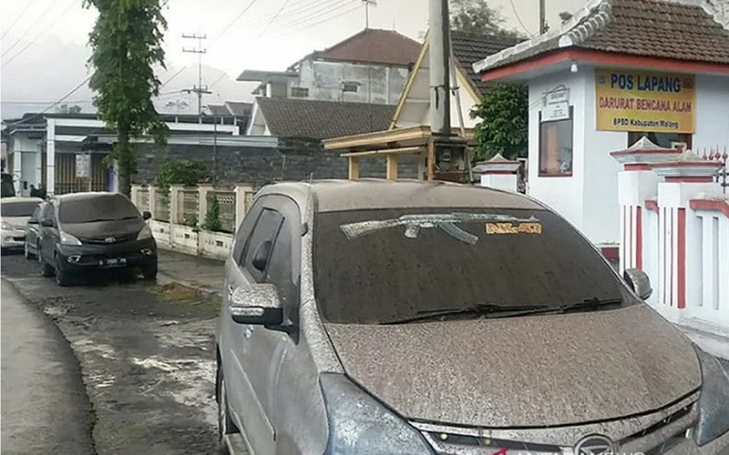 Gunung Semeru Meletus, Malang Hujan Abu
