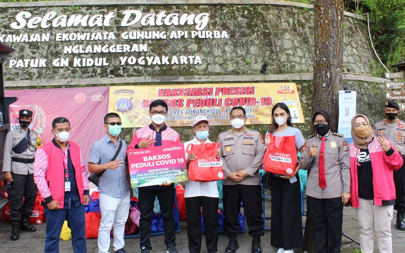 Smartfren & Polda DIY Beri Sembako untuk Desa Wisata Nglanggeran 