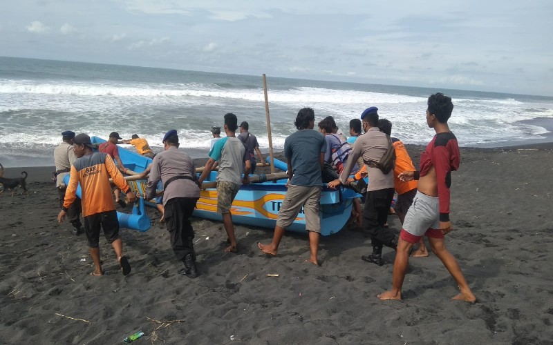 Diterjang Ombak, Dua Perahu di Samas Terbalik saat Hendak Melaut