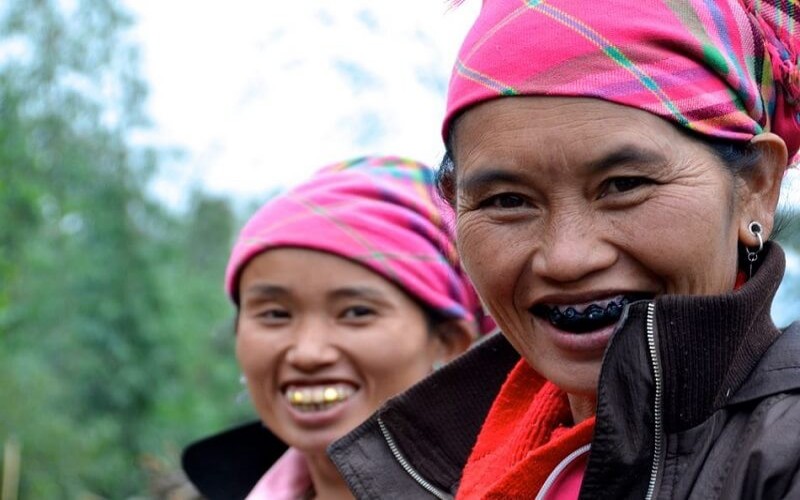 Suku Vietnam Punya Tradisi Menghitamkan Gigi. Bagaimana Caranya?