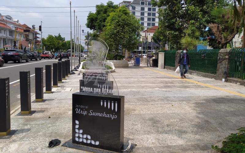 Hampir Rampung, Jalur Pedestrian Jalan Jenderal Sudirman Jogja Sudah Dimanfaatkan Pejalan Kaki
