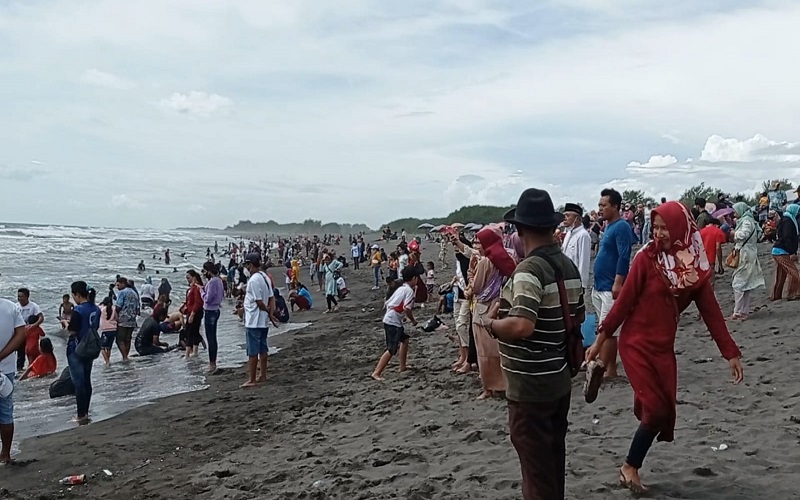 Pelancong Tumpah Ruah di Pantai Glagah