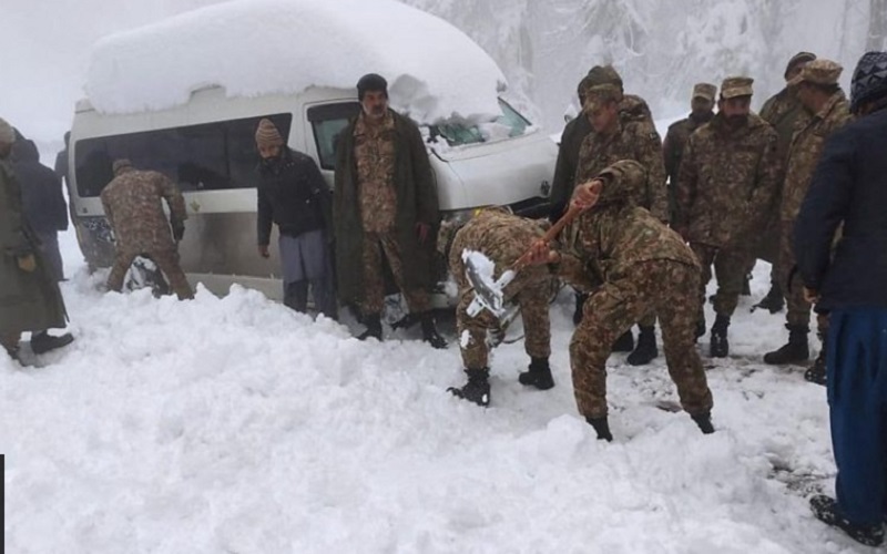 Puluhan Orang Tewas Membeku karena Hujan Salju di Pakistan 