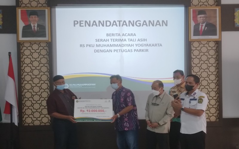 Pemkot Jogja dan RS PKU Muhammadiyah Beri Tali Kasih ke Tukang Parkir Terdampak Proyek Pedestrian