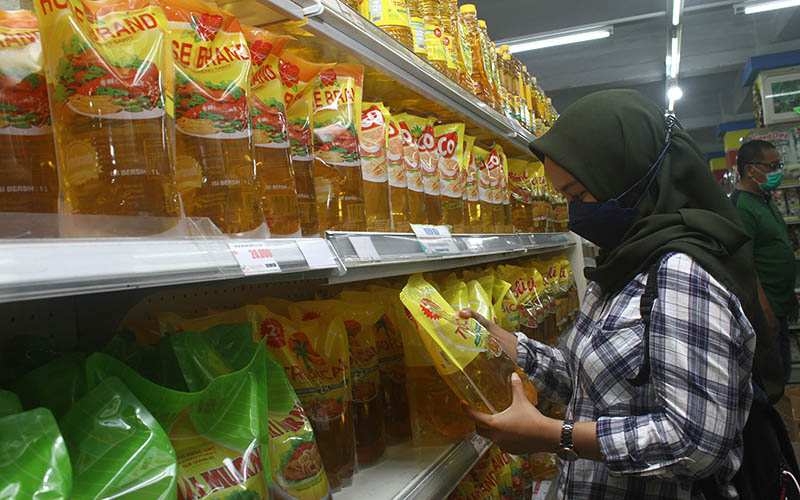 Pemerintah Janjikan Minyak Goreng Harga Rp14.000 per Liter Berlaku Besok 