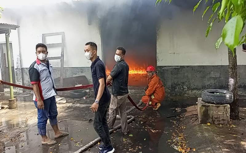 Pabrik Wig Kulonprogo Terbakar, Pemadaman Terhalang Jalan & Stok Air