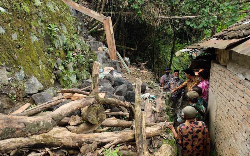 Wali Kota Magelang Bantu Perbaiki Rumah Warga yang Rusak Tertimpa Longsor